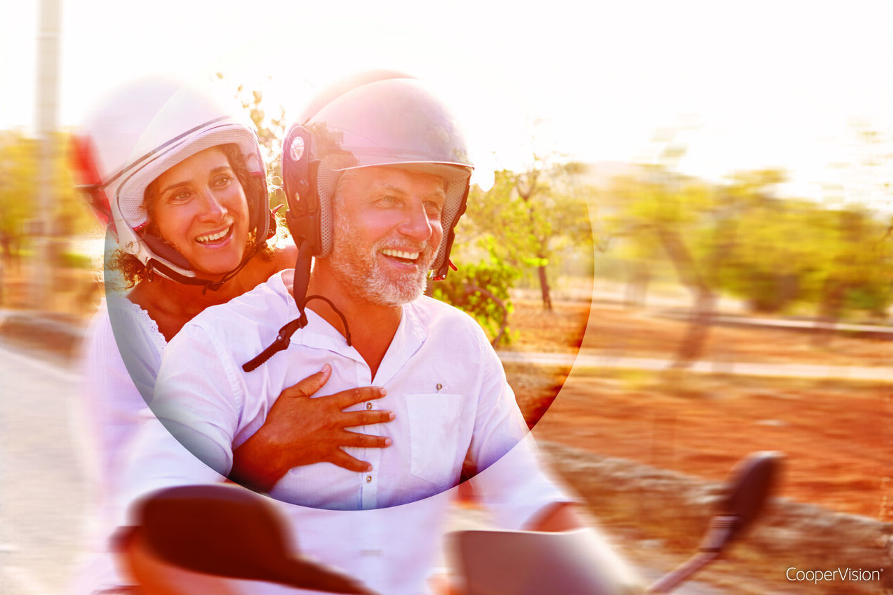 Mann und Frau auf fahren auf Roller